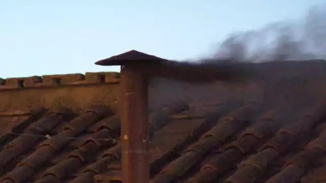 El humo oscuro, símbolo de desacuerdo, se elevó sobre el cielo de Roma