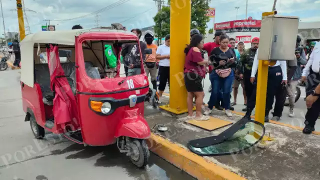 Un motociclista resultó con graves fracturas tras chocar contra un pochimóvil en el fraccionamiento Isla del Carmen 2000.