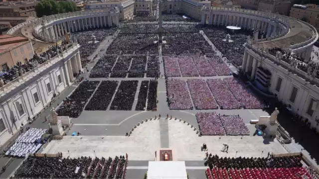 Desde primeras horas de la mañana, largas filas de peregrinos ocuparon las inmediaciones de la basílica, a pesar de las fuertes medidas de seguridad implementadas para el evento