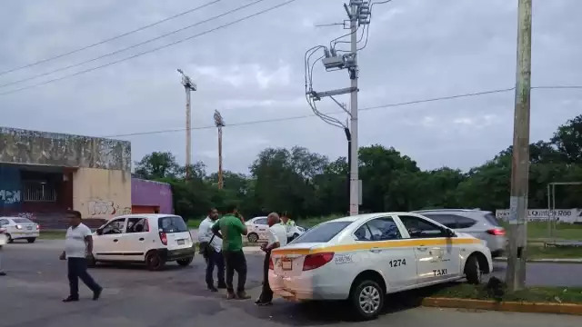 Taxi choca contra vehículo particular en Chetumal