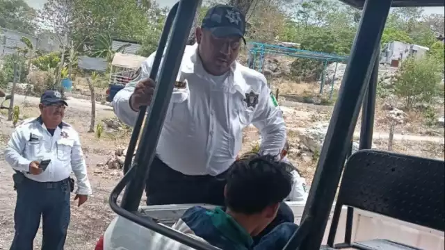 Policía interviene para evitar agresiones contra el detenido.