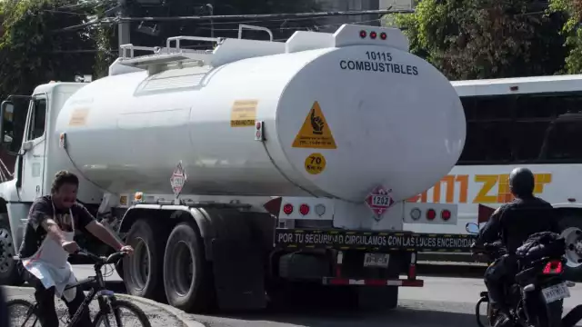 Las pipas que transporten más de 10 mil litros de hidrocarburos no podrán circular por vías secundarias