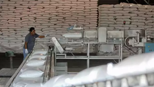 La Secretaría de Economía señaló que mantiene mesas de trabajo con productores y actores de la cadena azucarera