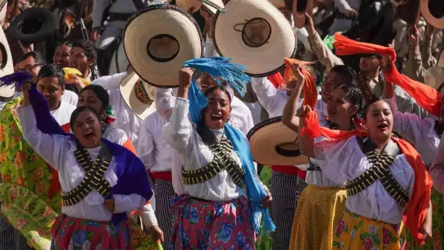 La presidenta de la República, Claudia Sheinbaum encabeza el desfile por el 114 Aniversario de la Revolución Mexicana