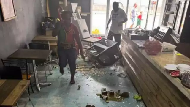 Un edificio diplomático que alberga embajadas de Estados Unidos, Reino Unido, Francia y Nueva Zelanda sufrió daños considerables