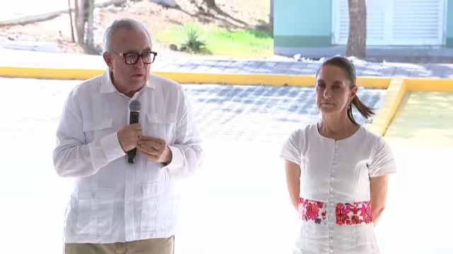 Rubén Rocha Moya, gobernador de Sinaloa, al recibir a la presidenta Claudia Sheinbaum Pardo, durante la presentación del programa Salud casa por Casa en Mazatlán