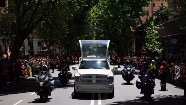 El cortejo fúnebre del Papa Francisco atravesó el centro de Roma