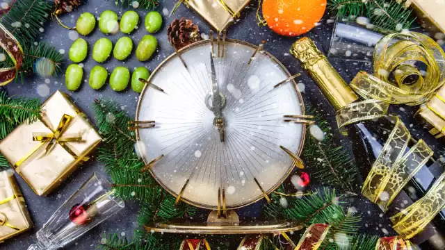 Algunos de los rituales más extraños incluyen romper platos en Dinamarca