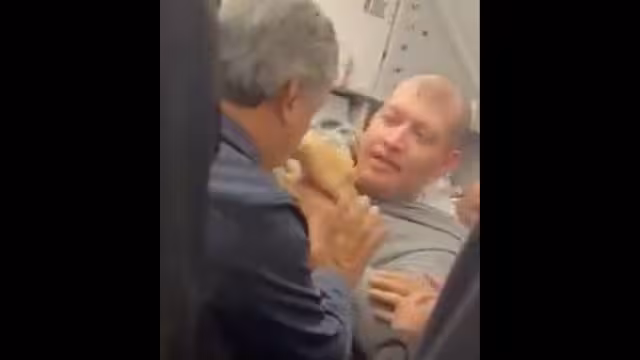 El incidente se desató cuando el hombre intentó entrar por la fuerza a la cabina del avión para obligar a los pilotos a cambiar la ruta