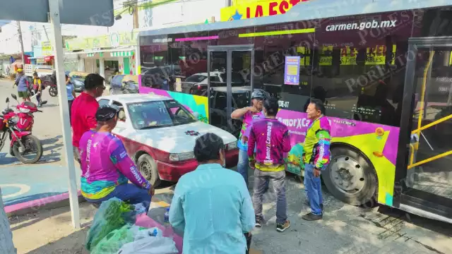 Congestionamiento en el centro de Carmen por percance entre transporte público