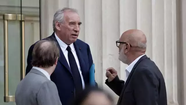 El Parlamento francés destituyó al primer ministro François Bayrou tras rechazar su moción de confianza