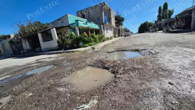 Vecinos advierten riesgo por baches y aguas jabonosas en Champotón