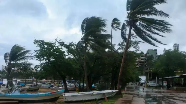 Las autoridades exhortaron a la población a extremar precauciones ante la posibilidad de inundaciones, deslaves, caída de árboles y anuncios publicitarios