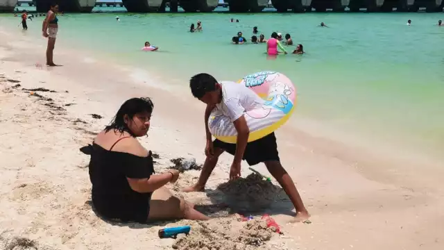 Ni las altas temperaturas hicieron que los bañistas lleguen a playa de progreso; restauranteros reportan baja afluencia