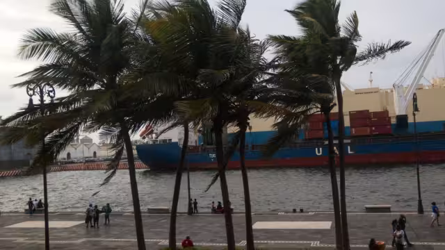 Las autoridades marítimas y de protección civil mantienen activa la alerta preventiva para embarcaciones, pescadores y turistas