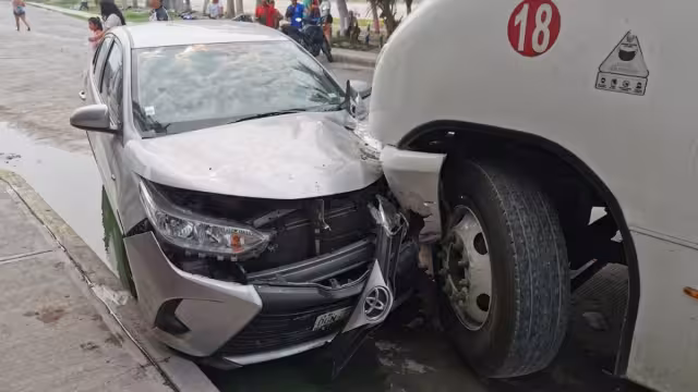 Un automóvil Toyota terminó destrozado en Ciudad del Carmen
