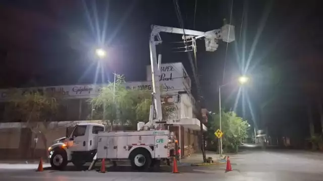 Personal de CFE trabaja para reestablecer el servicio eléctrico en México