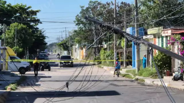 Camión derriba poste de la CFE en Champotón y deja sin luz a decenas de familias