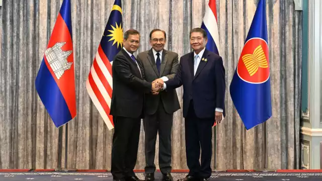 Anwar Ibrahim, primer ministro de Malasia (centro),  Hun Manet, primer ministro de Camboya (izquierda) y Phumtham Wechayachai, primer ministro interino de Tailandia (derecha)