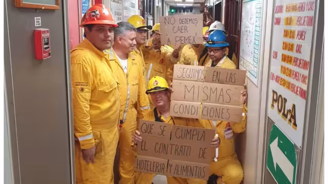 Denuncian abandono de petroleros en plataformas de Campeche: ni comida ni descanso