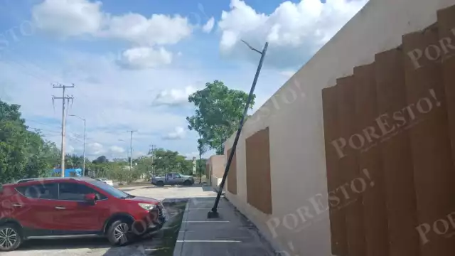 Poste a punto de caer genera peligro en Escárcega; vecinos exigen acción de Protección Civil