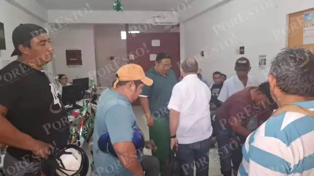 Moto taxistas de Hecelchakán “coparon” al subsecretario de Gobierno de la Zona Norte, Héctor Mena Trejo, para exigir la regularización del transporte.