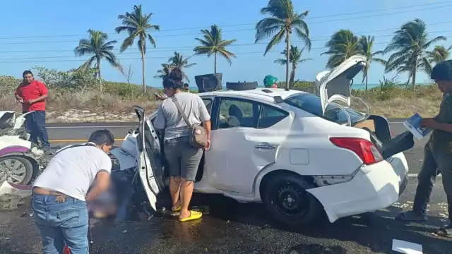 Accidente en la carretera 180 deja dos muertos y paraliza labor social del DIF