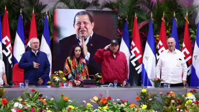 Daniel Ortega, copresidente de Nicaragua (de chamarra guinda), comparó al expresidente de Venezuela,  Hugo Chávez con Jesucristo