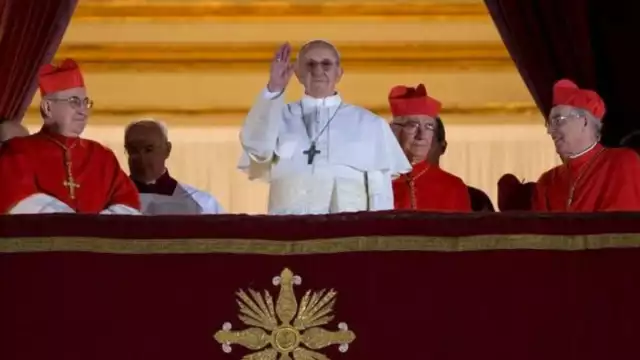 El 13 de marzo de 2013, tras la renuncia de Benedicto XVI, el Cónclave lo eligió como el 266° Papa de la Iglesia Católica