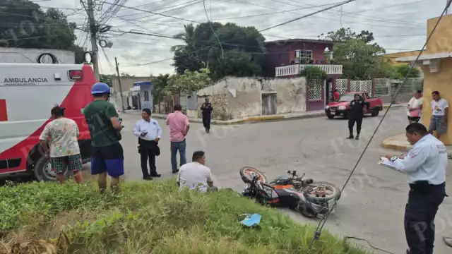 Un motorista resultó lesionado tras chocar contra una camioneta del DIF en la colonia Pozo del Monte de Champotón.