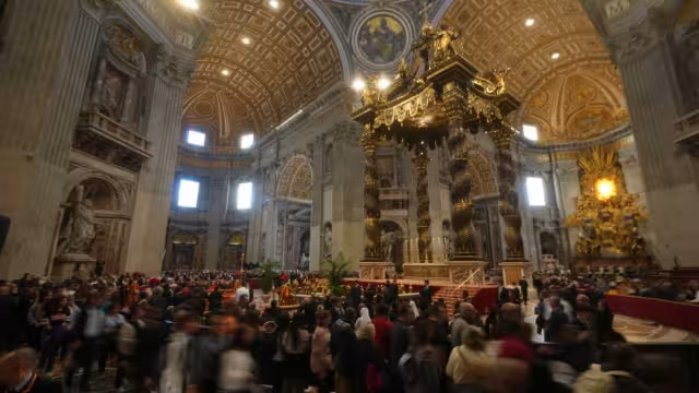 Al término de la misa exequial, presidida por el cardenal Kevin Joseph Farrell, el féretro de Francisco será trasladado a la Basílica Papal de Santa María la Mayor