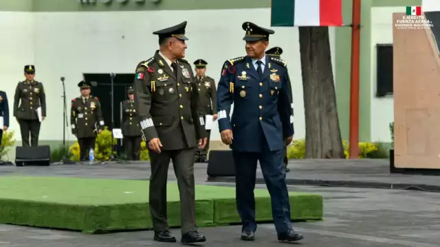 Román Carmona Landa (derecha) juró el cargo de comandante de la Fuerza Aérea Mexicana