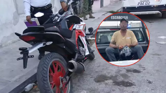 Un hombre en estado de ebriedad chocó su motocicleta sin placas contra un taxi.