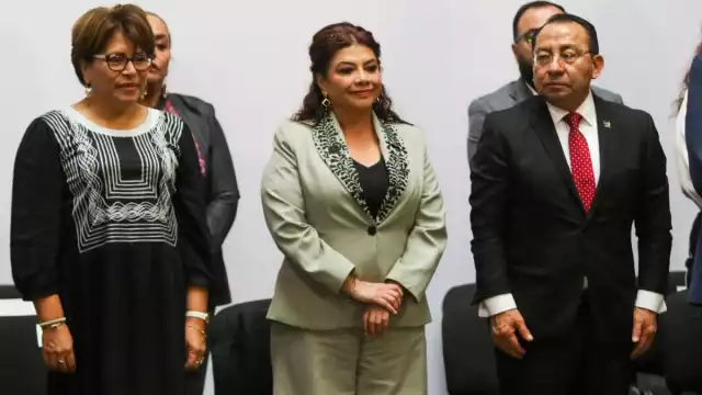 Clara Brugada Molina, jefa de Gobierno de la CDMX (centro)