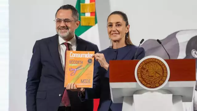 Ivan Escalante Ruiz, titular de la Procuraduría Federal del Consumidor (Profeco) le entregó a la presidenta Claudia Sheinbaum la Revista profeco de agosto