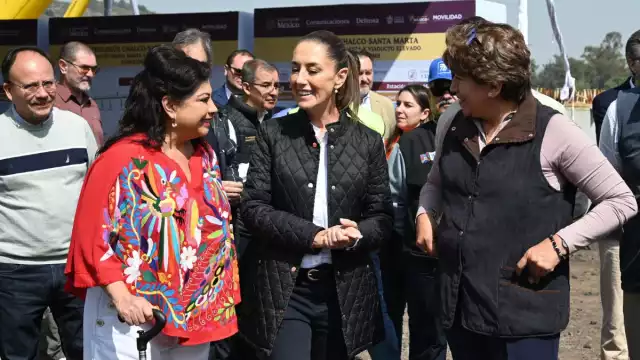 La presidenta Claudia Sheinbaum, junto a la gobernadora Delfina Gómez y la jefa de Gobierno Clara Brugada