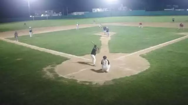 Noche de emoción en Sabancuy: Potros remonta y derrota a Laguneros en el campo Genara Reyes