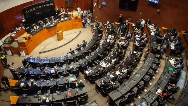 El presidente de la Comisión Permanente del Senado, Gerardo Fernández Noroña, tomó la palabra para recordar la trayectoria de Ozzy Osbourne