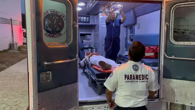 Paramédicos trasladaron al hospital al hombre en Cancún