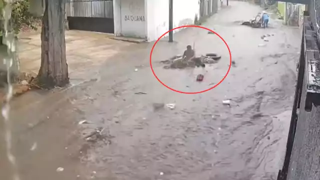 Un hombre en situación de calle surcó el agua montado en un sillón viejo