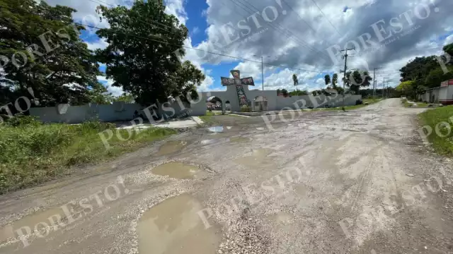 El Panteón La Cruz presenta calles dañadas y zonas con basura y maleza.