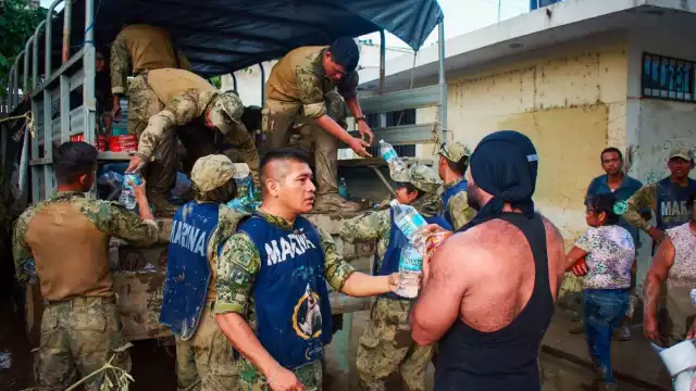 Debido a la gran cantidad de comunidades incomunicadas, especialmente en la sierra de Hidalgo, se establecieron tres puentes aéreos