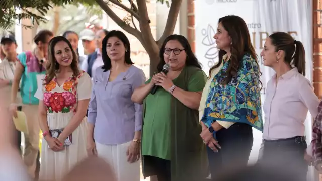 Citlalli Hernández Mora, secretaria de las Mujeres (de verde)