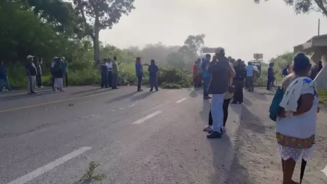 Habitantes de comunidades en la línea limítrofe Campeche–Quintana Roo bloquearon la carretera federal Escárcega–Chetumal.