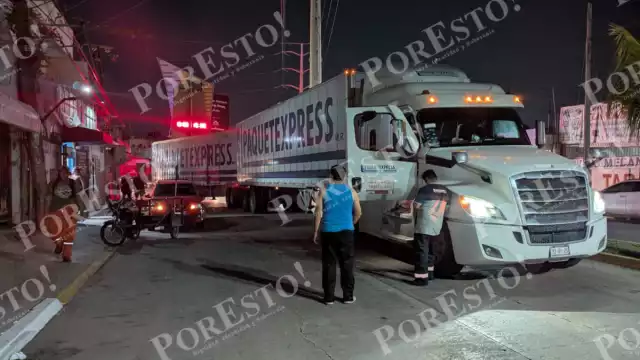 Un accidente vial entre un tráiler de Paquetexpress y un auto particular se registró en la colonia Benito Juárez.
