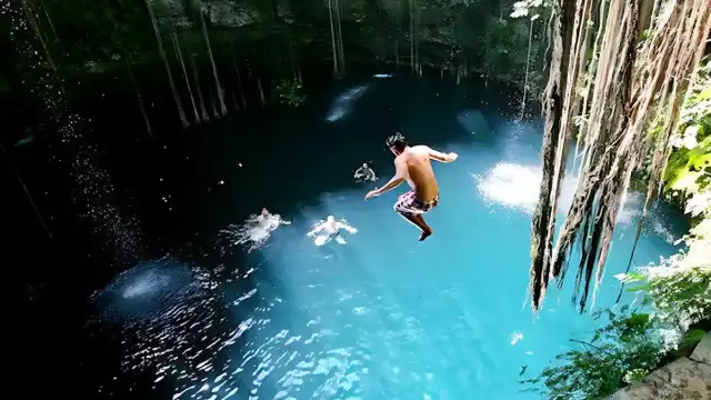 Los cenotes de la península de Yucatán atraen a millones de turistas cada año, pero cierran a las 5 de la tarde por razones de seguridad y tradición