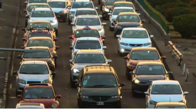 El programa Hoy No Circula es una medida ambiental que restringe la circulación vehicular en días específicos