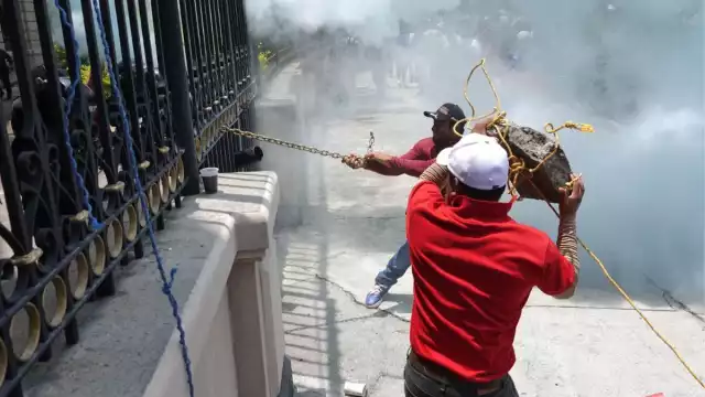 Maestros que aguardaban de forma pacífica fuera del inmueble pidieron a los encapuchados cesar la confrontación