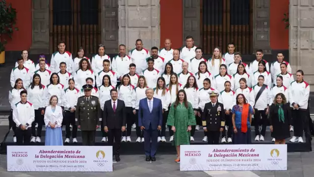Fotografía oficial del presidente Andrés Manuel López Obrador con los atletas mexicanos