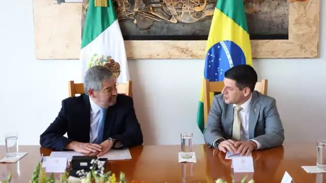 Juan Ramón de la Fuente, canciller mexicano  y Fabio Caparica, vicepresidente de Contratos de Defensa y Seguridad de Embraer